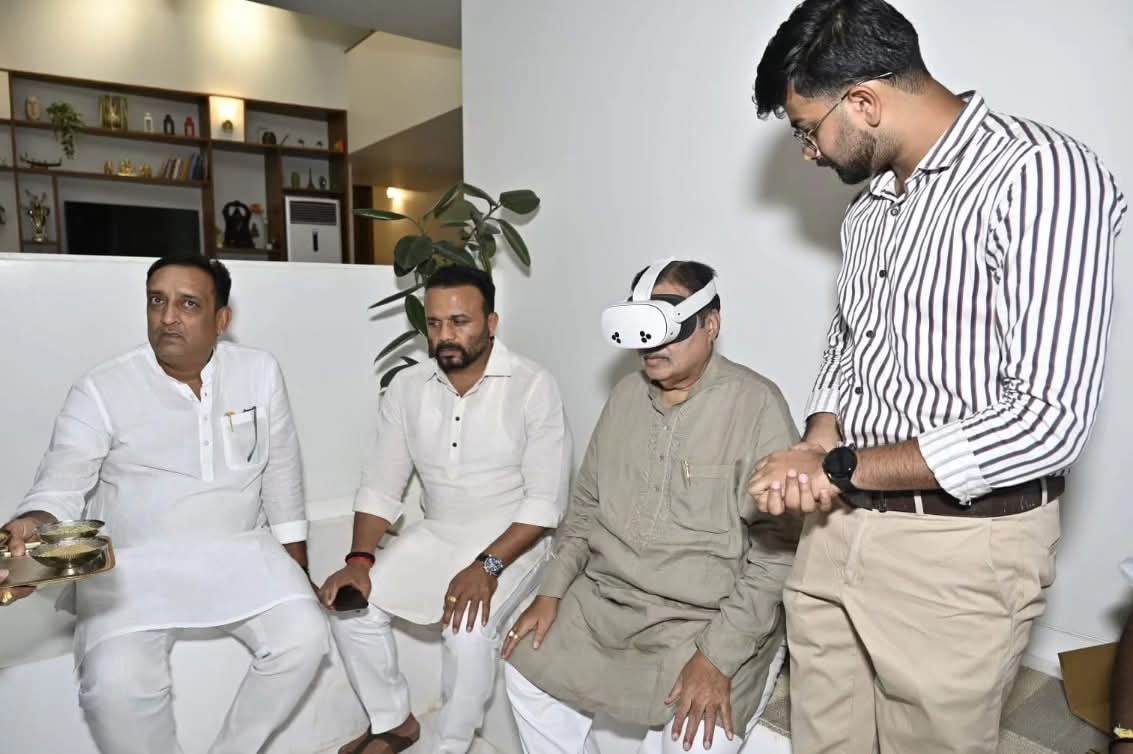 Hon. Nitin Gadkari reviewing VR Darshan