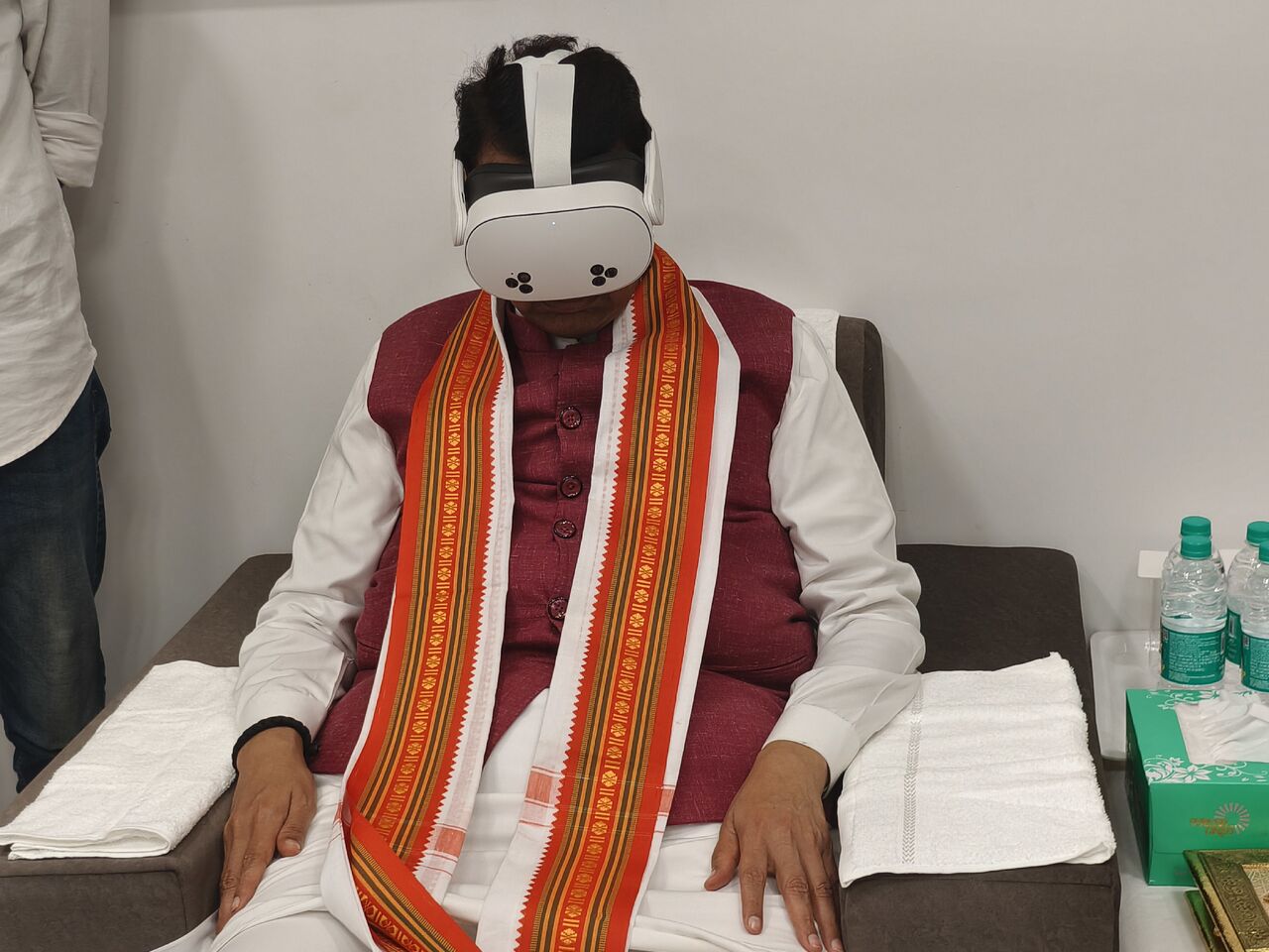Hon. Devendra Fadnavis experiencing VR Darshan